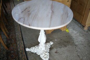 Bistro Tisch Gussbein mit polierte Steinplatte